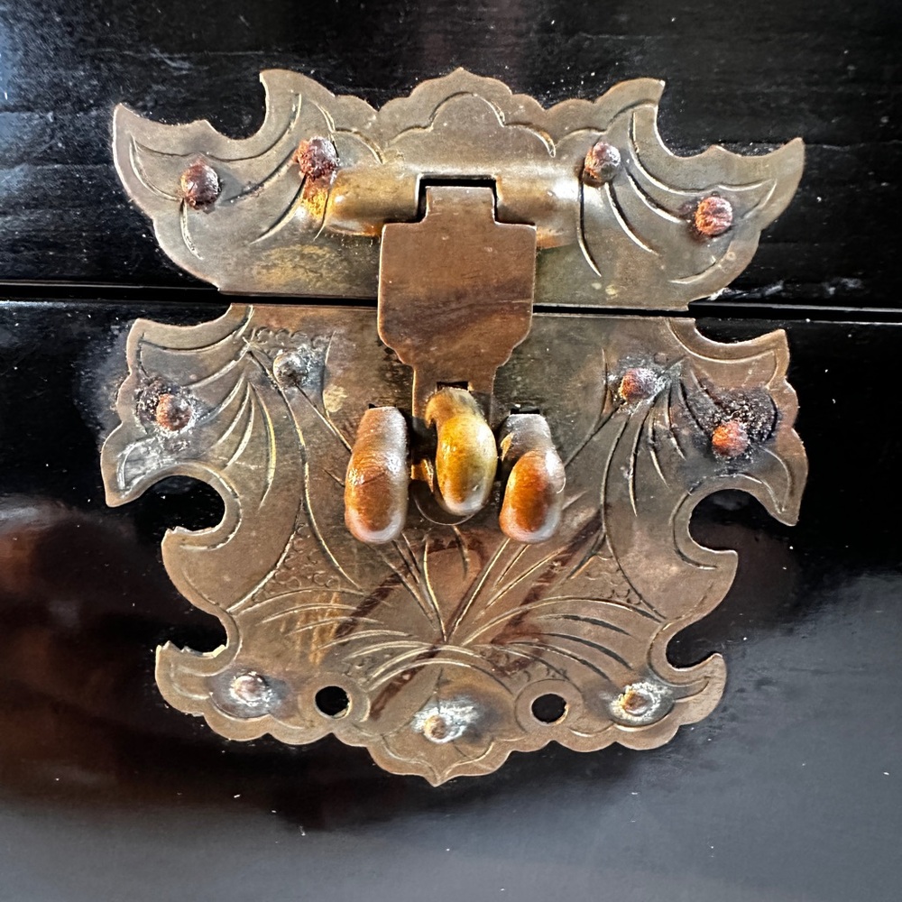 Mother of pearl inlaid lacquer jewelry box - Picture 4 of 8